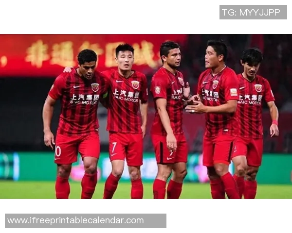 深圳与上港激战正酣比分悬念不断球迷热情高涨期待精彩瞬间 深圳与上港激战正酣比分悬念不断球迷热情高涨期待精彩瞬间